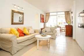 Cozy apartment near the sea with private parking